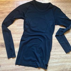 Lululemon swiftly tech long sleeve with thumb holes.